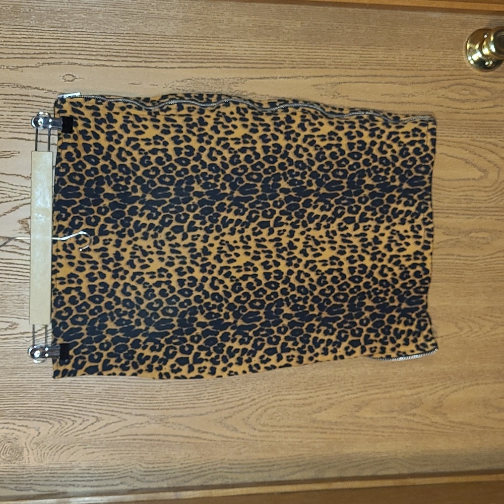 Leopard Print Pencil Skirt W/ Zipper Detailing - Picture 2 of 5